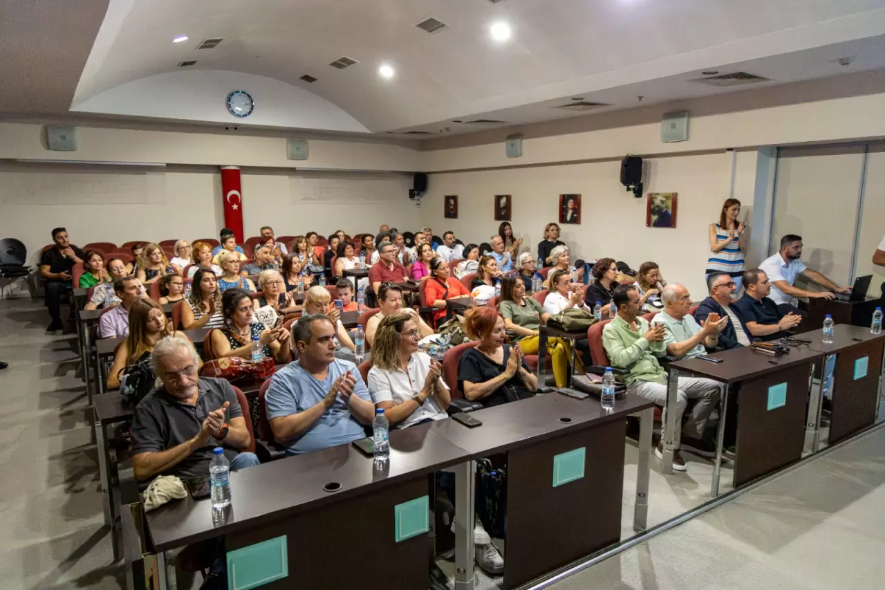 Afetlere karşı hazırlıklı ve bilinçli bir toplum hedefiyle Karşıyaka Belediyesi tarafından başlatılan Mahalle Afet Gönüllüleri (KARMAG) projesinde ilk dönem tamamlandı. 16 saatlik teorik ve uygulamalı eğitimler sonunda 65 gönüllüye katılım belgeleri takdim edildi. Belediye Başkanı Yıldız Ünsal “Tüm gönüllülerimizi, gösterdikleri duyarlılık için kutluyorum. Hayati önem taşıyan projemize başvuru almaya devam edecek, birlikle daha da güçleneceğiz” dedi.