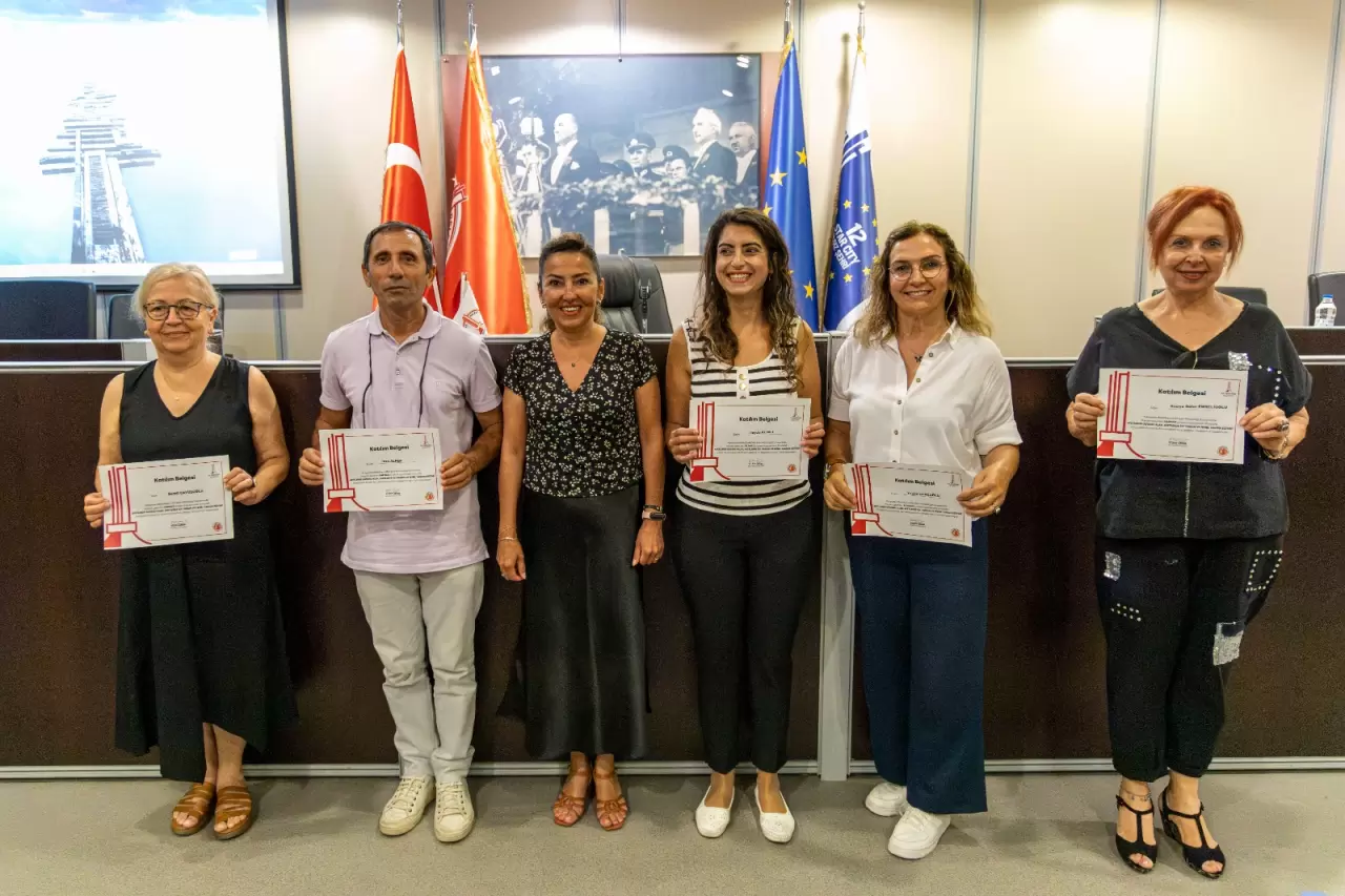 Afetlere karşı hazırlıklı ve bilinçli bir toplum hedefiyle Karşıyaka Belediyesi tarafından başlatılan Mahalle Afet Gönüllüleri (KARMAG) projesinde ilk dönem tamamlandı. 16 saatlik teorik ve uygulamalı eğitimler sonunda 65 gönüllüye katılım belgeleri takdim edildi. Belediye Başkanı Yıldız Ünsal “Tüm gönüllülerimizi, gösterdikleri duyarlılık için kutluyorum. Hayati önem taşıyan projemize başvuru almaya devam edecek, birlikle daha da güçleneceğiz” dedi.