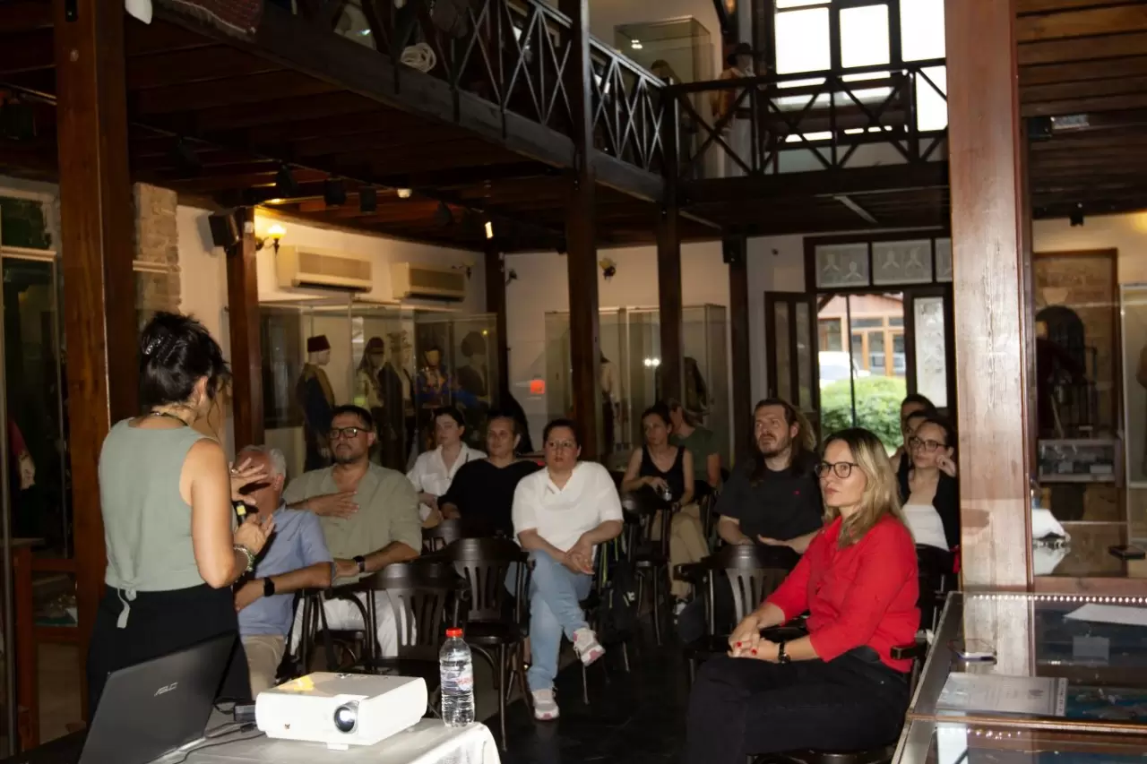 Ege Üniversitesi (EÜ) Etnografya Müzesi, Smyrna söyleşi serisinin son oturumuna ev sahipliği yaptı. EÜ Etnografya Müzesi Müdürü Doç. Dr. Dilek Maktal Canko’nun moderatörlüğünde “Smyrna’da Kap Kacak Modası: Tercih mi Zorunluluk mu?” başlıklı etkinlik gerçekleştirildi.