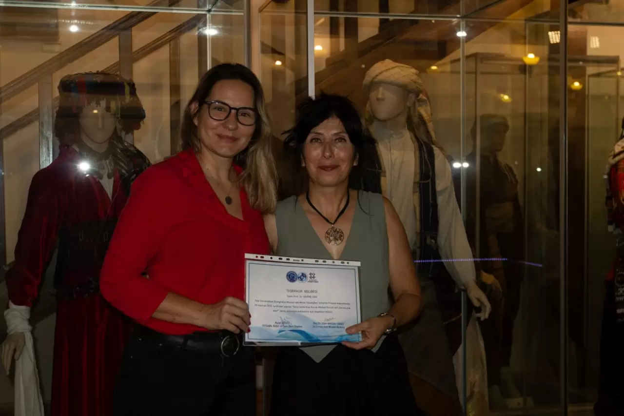 Ege Üniversitesi (EÜ) Etnografya Müzesi, Smyrna söyleşi serisinin son oturumuna ev sahipliği yaptı. EÜ Etnografya Müzesi Müdürü Doç. Dr. Dilek Maktal Canko’nun moderatörlüğünde “Smyrna’da Kap Kacak Modası: Tercih mi Zorunluluk mu?” başlıklı etkinlik gerçekleştirildi.