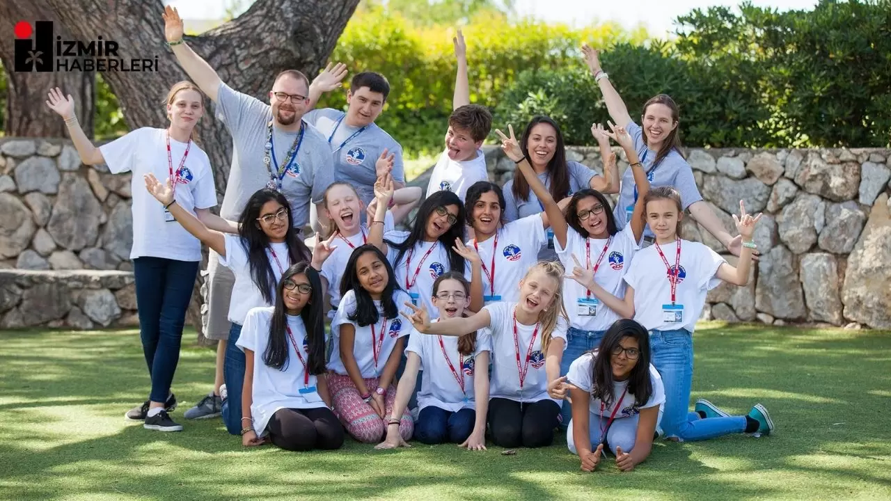 25 yıldır çocukları ve gençleri bilimle buluşturan Uzay Kampı Türkiye, 2025 yaz sezonuna birbirinden zengin içerikli ve eğlenceli yaz programlarıyla başladı. 9-15 yaş grubundan çocuklara ve gençlere unutulmaz bir “uzay yolculuğu” vadeden kamp dünyanın dört bir yanından gelen uzay meraklılarını eğitici ve ilham verici bir ortamda bir araya getiriyor.