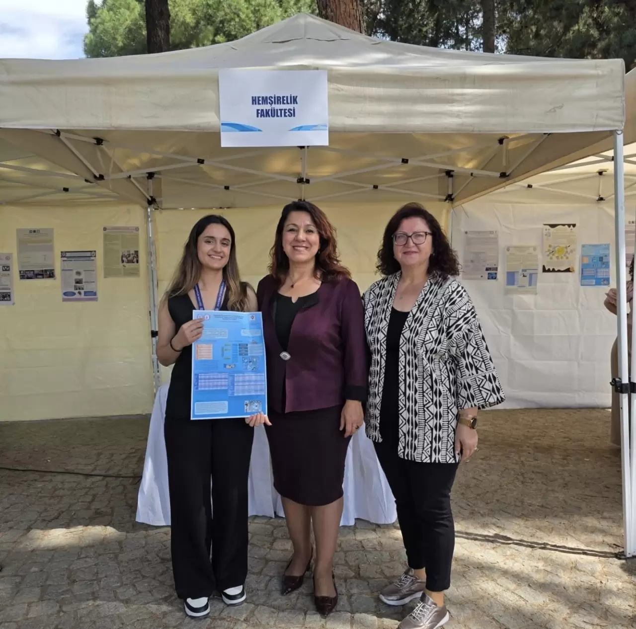 Ege Üniversitesi Hemşirelik Fakültesi öğrencisi Damla Değirmen’in yürütücülüğünü yaptığı,  TÜBİTAK 2209-A Üniversite Öğrencileri Araştırma Projeleri Destekleme Programı tarafından desteklenen proje,  I. Ulusal Sağlık Bilimleri Lisans Öğrencilerini Geliştirme Kongresi’nde “Sözel Bildiri Birincilik Ödülü”nü almaya hak kazandı.
