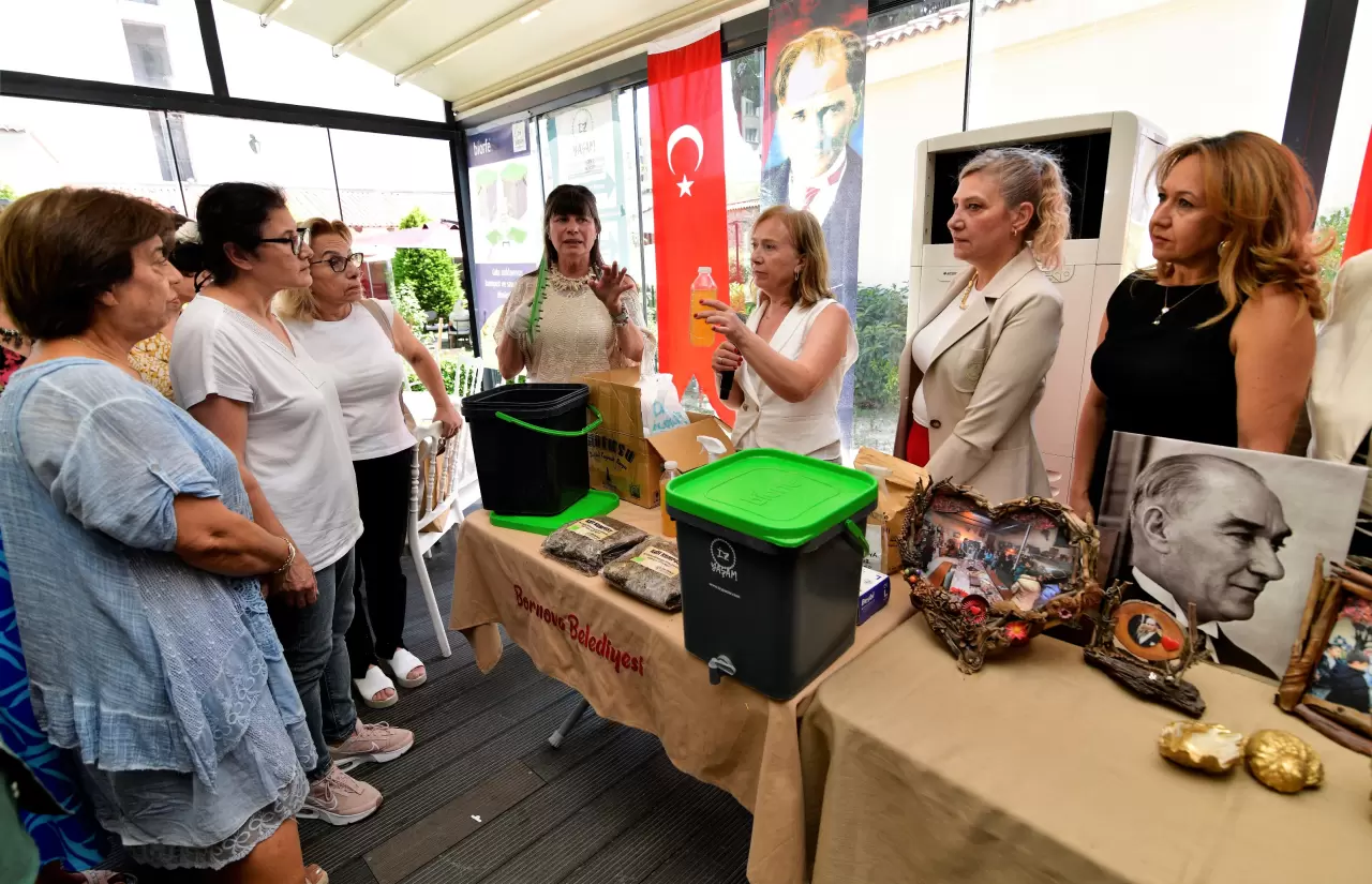 Bornova Belediyesi’nin ev sahipliğinde düzenlenen “Küçük Kalpler Doğaya İzler” etkinliğinde çocukların çevre temalı resimleri sergilendi, ardından iklim krizi ve atık yönetimi üzerine uzman sunumları ve atölyeler gerçekleştirildi. CHP İzmir Kadın Kolları’nın organize ettiği etkinlikte iklim değişikliğine karşı toplumsal bilinç ve ortak mücadele vurgusu öne çıktı.