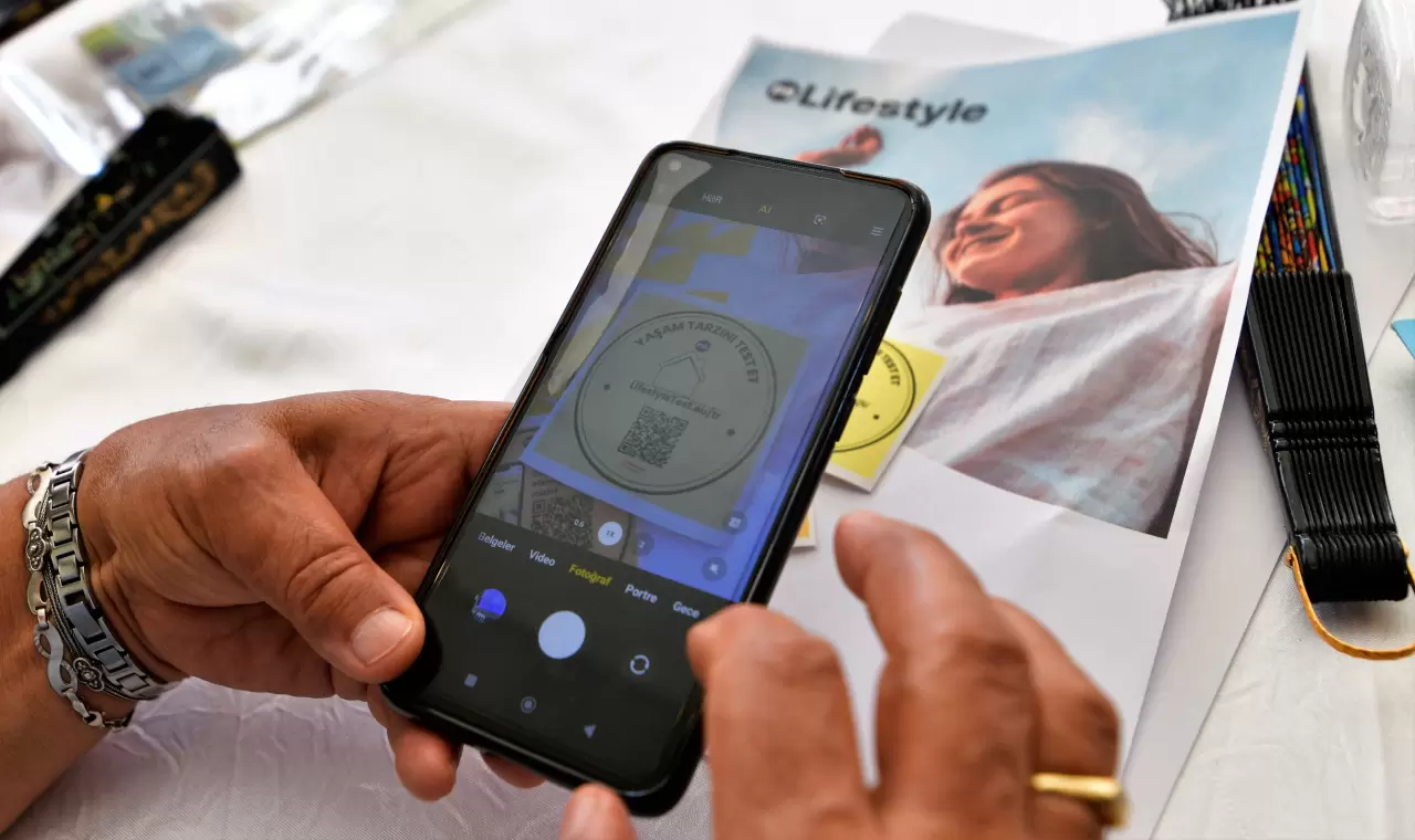 Bornova Belediyesi’nin ev sahipliğinde düzenlenen “Küçük Kalpler Doğaya İzler” etkinliğinde çocukların çevre temalı resimleri sergilendi, ardından iklim krizi ve atık yönetimi üzerine uzman sunumları ve atölyeler gerçekleştirildi. CHP İzmir Kadın Kolları’nın organize ettiği etkinlikte iklim değişikliğine karşı toplumsal bilinç ve ortak mücadele vurgusu öne çıktı.