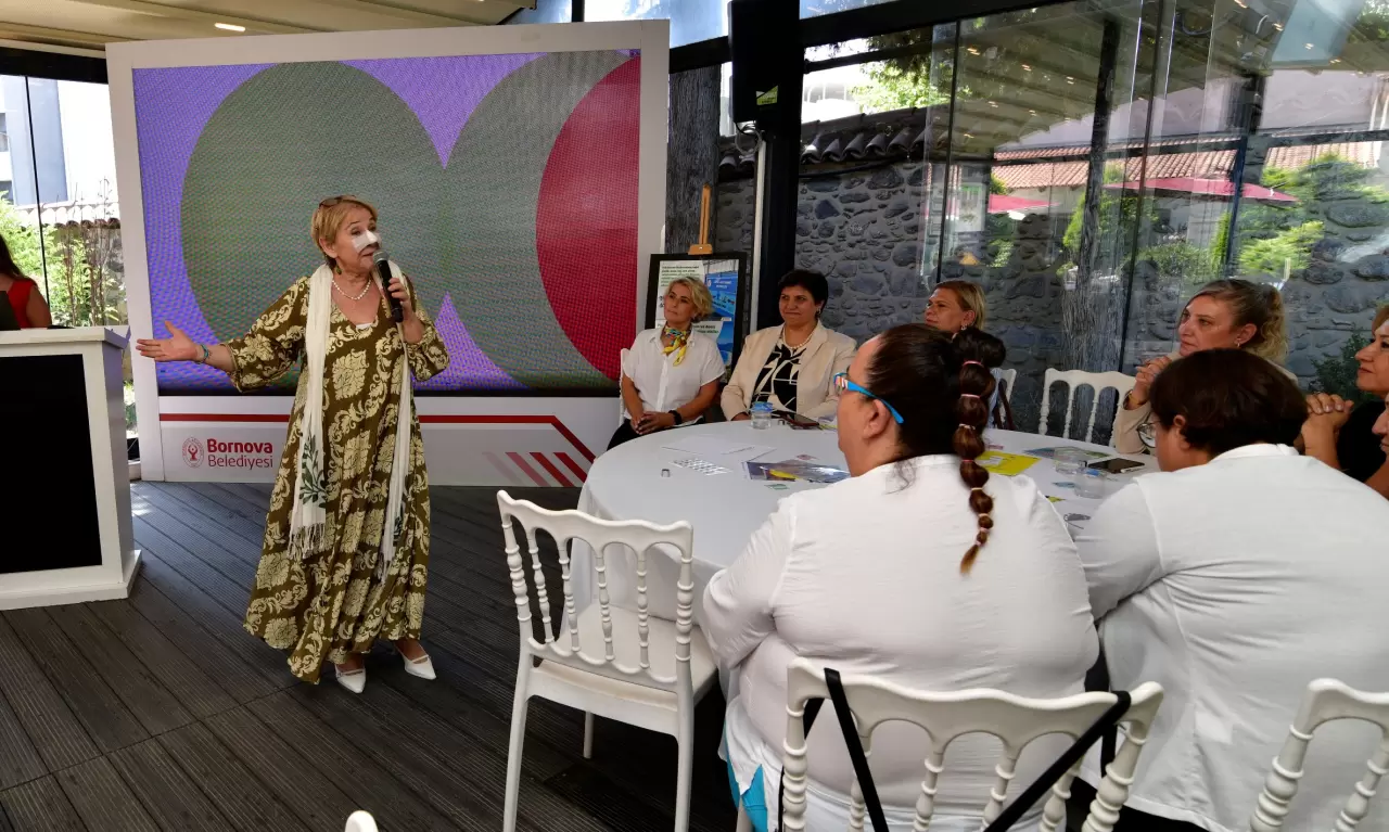 Bornova Belediyesi’nin ev sahipliğinde düzenlenen “Küçük Kalpler Doğaya İzler” etkinliğinde çocukların çevre temalı resimleri sergilendi, ardından iklim krizi ve atık yönetimi üzerine uzman sunumları ve atölyeler gerçekleştirildi. CHP İzmir Kadın Kolları’nın organize ettiği etkinlikte iklim değişikliğine karşı toplumsal bilinç ve ortak mücadele vurgusu öne çıktı.