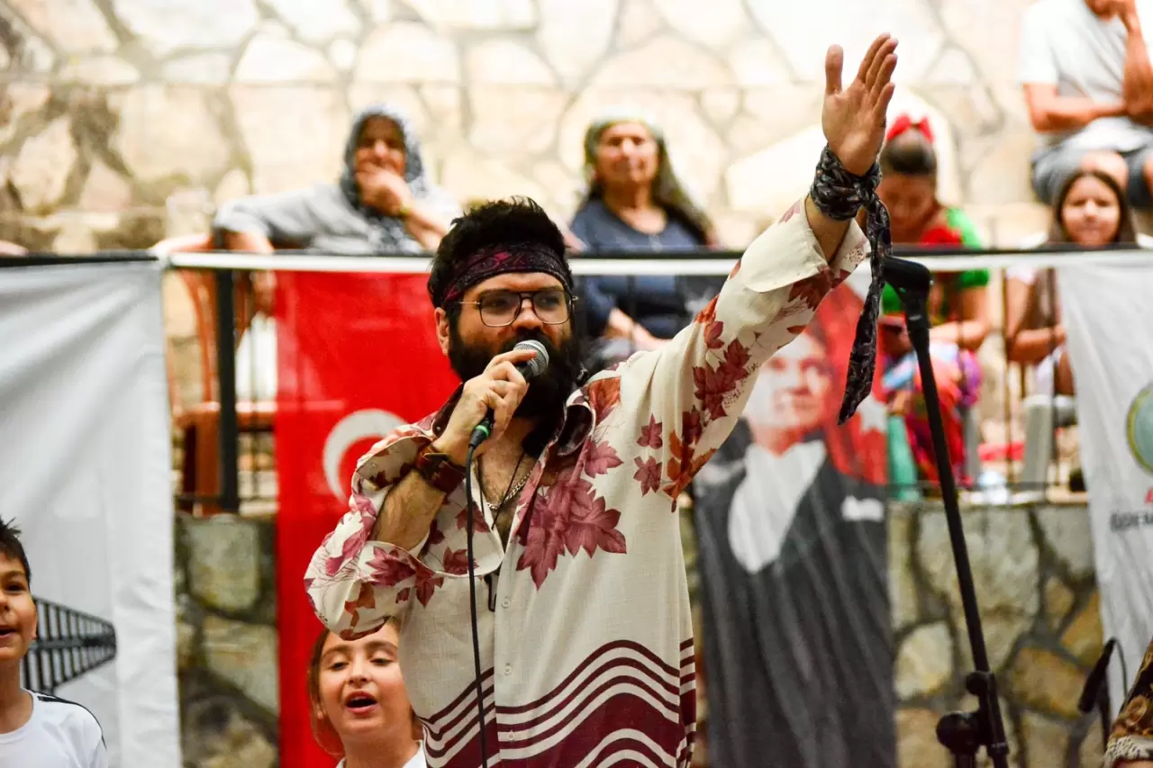 Ödemiş Belediyesi tarafından organize edilen Bademli 54. Kiraz ve 21. Meyve Fidanı festivali coşkulu bir şekilde gerçekleşti. En iyi kiraz yetiştiricisi, en iyi fidan yetiştiricisi ve kiraz güzelinin seçildiği festivalde REROBÜS Müzik Grubunun seslendirdiği şarkılarla geçmişe yolculuk yapıldı.