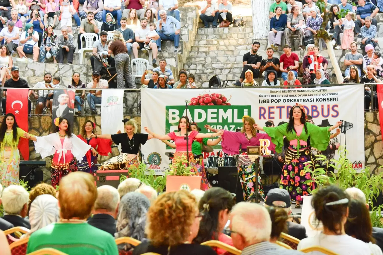 Ödemiş Belediyesi tarafından organize edilen Bademli 54. Kiraz ve 21. Meyve Fidanı festivali coşkulu bir şekilde gerçekleşti. En iyi kiraz yetiştiricisi, en iyi fidan yetiştiricisi ve kiraz güzelinin seçildiği festivalde REROBÜS Müzik Grubunun seslendirdiği şarkılarla geçmişe yolculuk yapıldı.