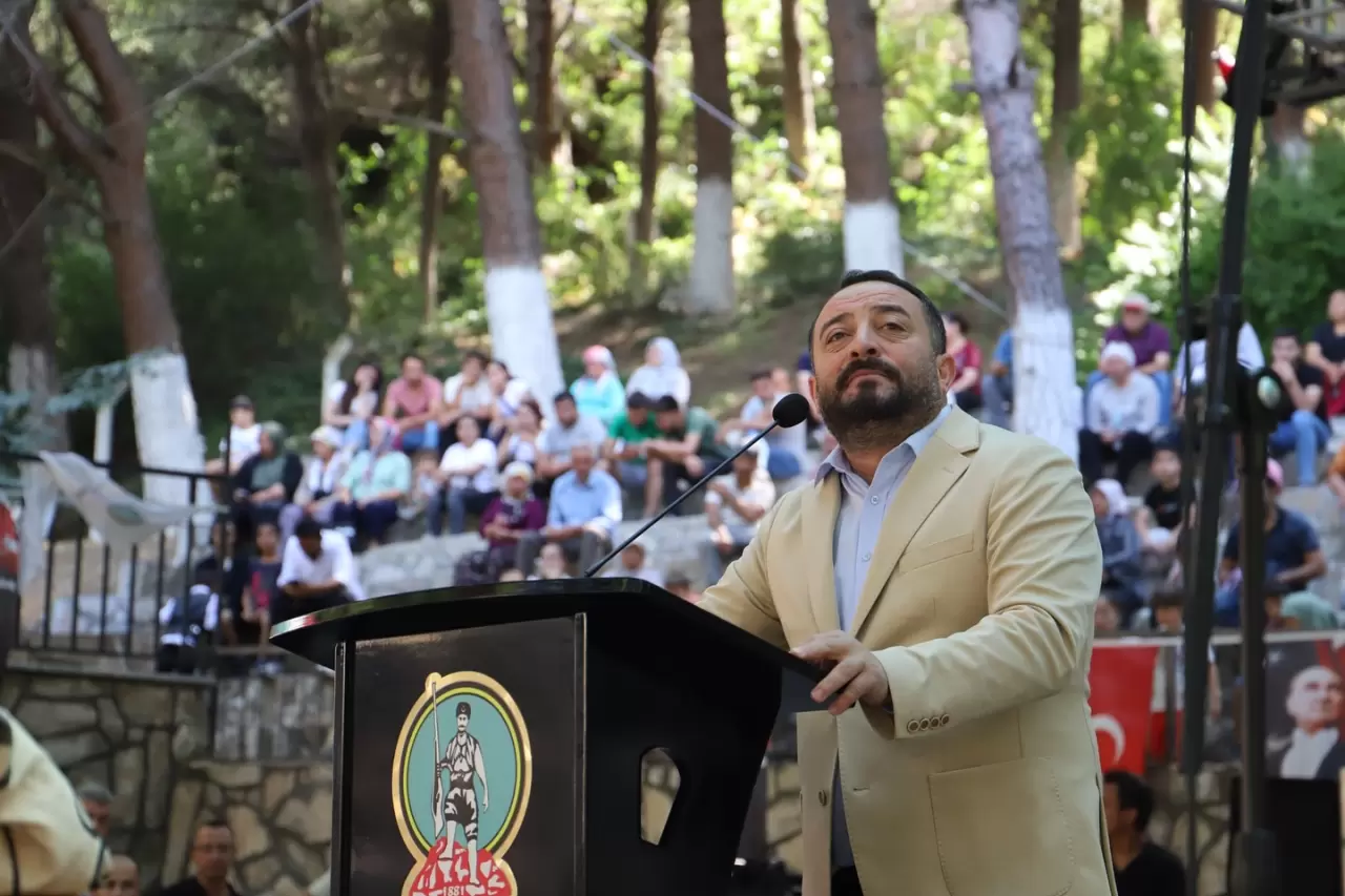 Ödemiş Belediyesi tarafından organize edilen Bademli 54. Kiraz ve 21. Meyve Fidanı festivali coşkulu bir şekilde gerçekleşti. En iyi kiraz yetiştiricisi, en iyi fidan yetiştiricisi ve kiraz güzelinin seçildiği festivalde REROBÜS Müzik Grubunun seslendirdiği şarkılarla geçmişe yolculuk yapıldı.