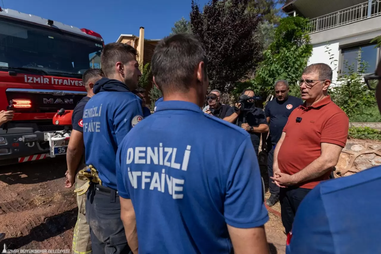 İzmir Büyükşehir Belediye Başkanı Dr. Cemil Tugay, orman yangınlarının etkilediği Menderes ve Seferihisar'da incelemelerde bulundu.