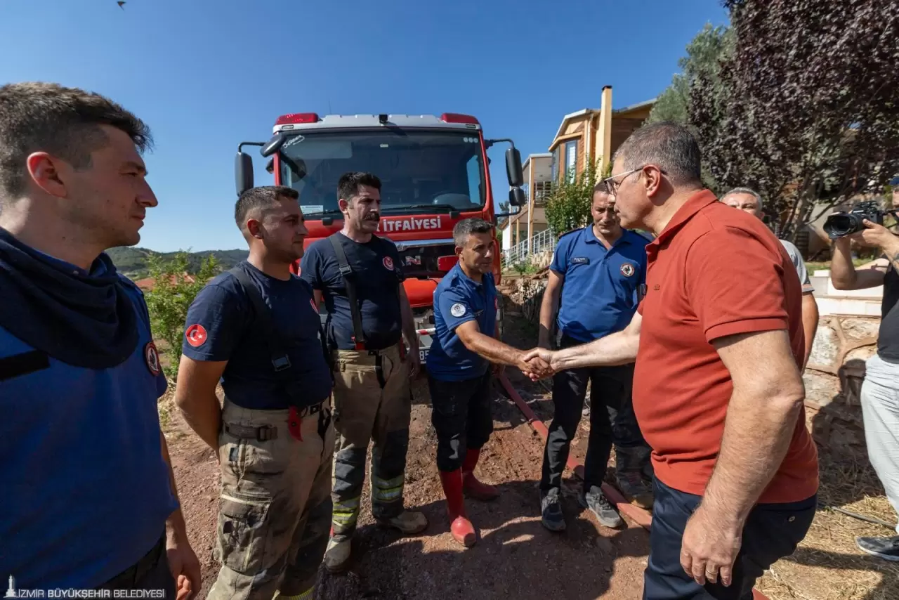 İzmir Büyükşehir Belediye Başkanı Dr. Cemil Tugay, orman yangınlarının etkilediği Menderes ve Seferihisar'da incelemelerde bulundu.