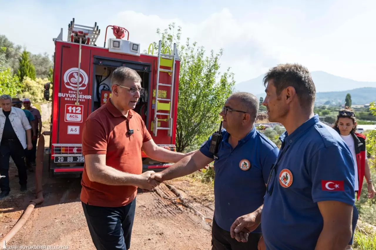 İzmir Büyükşehir Belediye Başkanı Dr. Cemil Tugay, orman yangınlarının etkilediği Menderes ve Seferihisar'da incelemelerde bulundu.