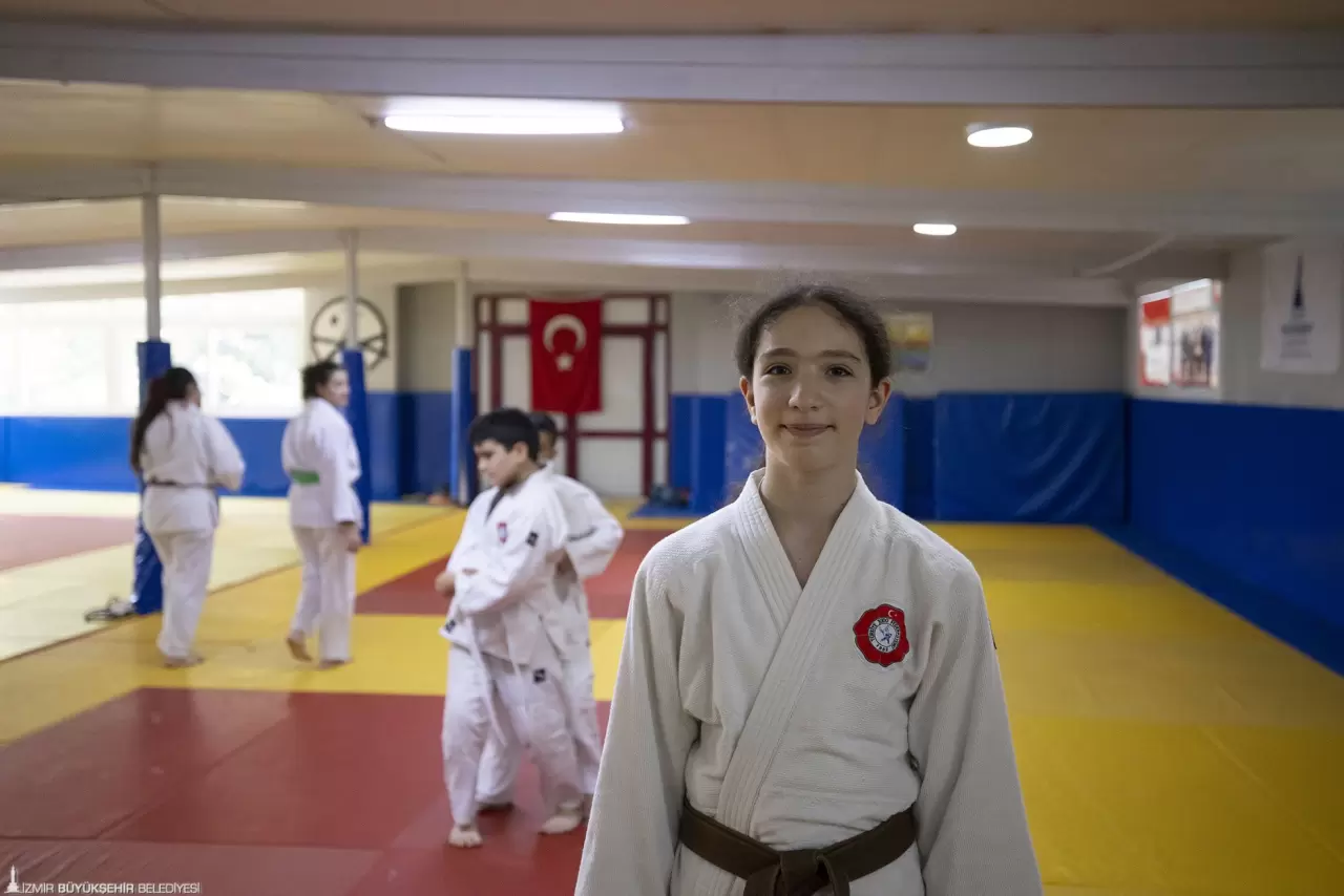 İzmir Büyükşehir Belediyesi Yaz Spor Okulları, çocuk ve gençlere spor sevgisi aşılarken, tüm sporseverlere keyifli ve aktif bir yaz tatili seçeneği sunuyor.