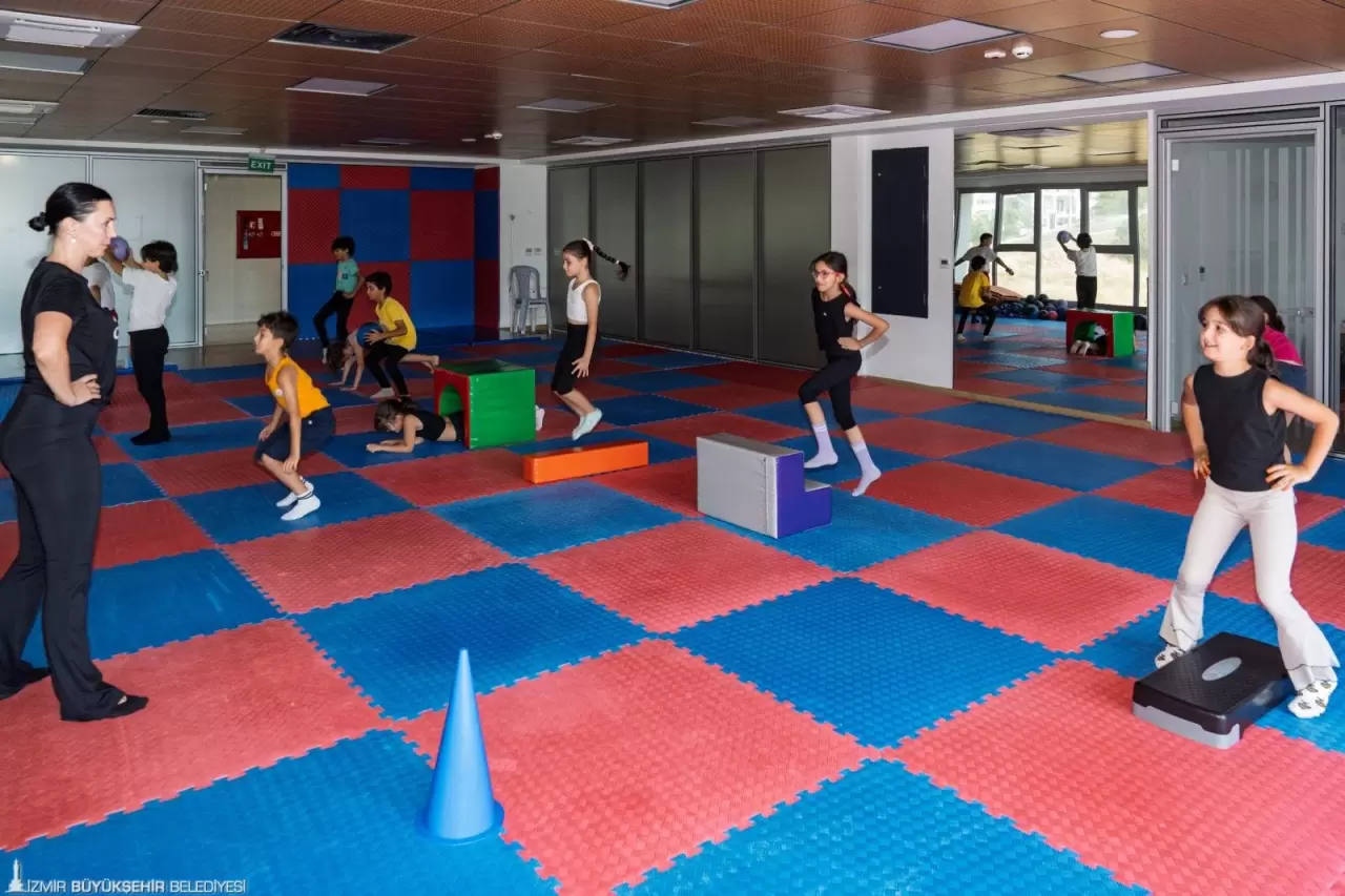 İzmir Büyükşehir Belediyesi Yaz Spor Okulları, çocuk ve gençlere spor sevgisi aşılarken, tüm sporseverlere keyifli ve aktif bir yaz tatili seçeneği sunuyor.