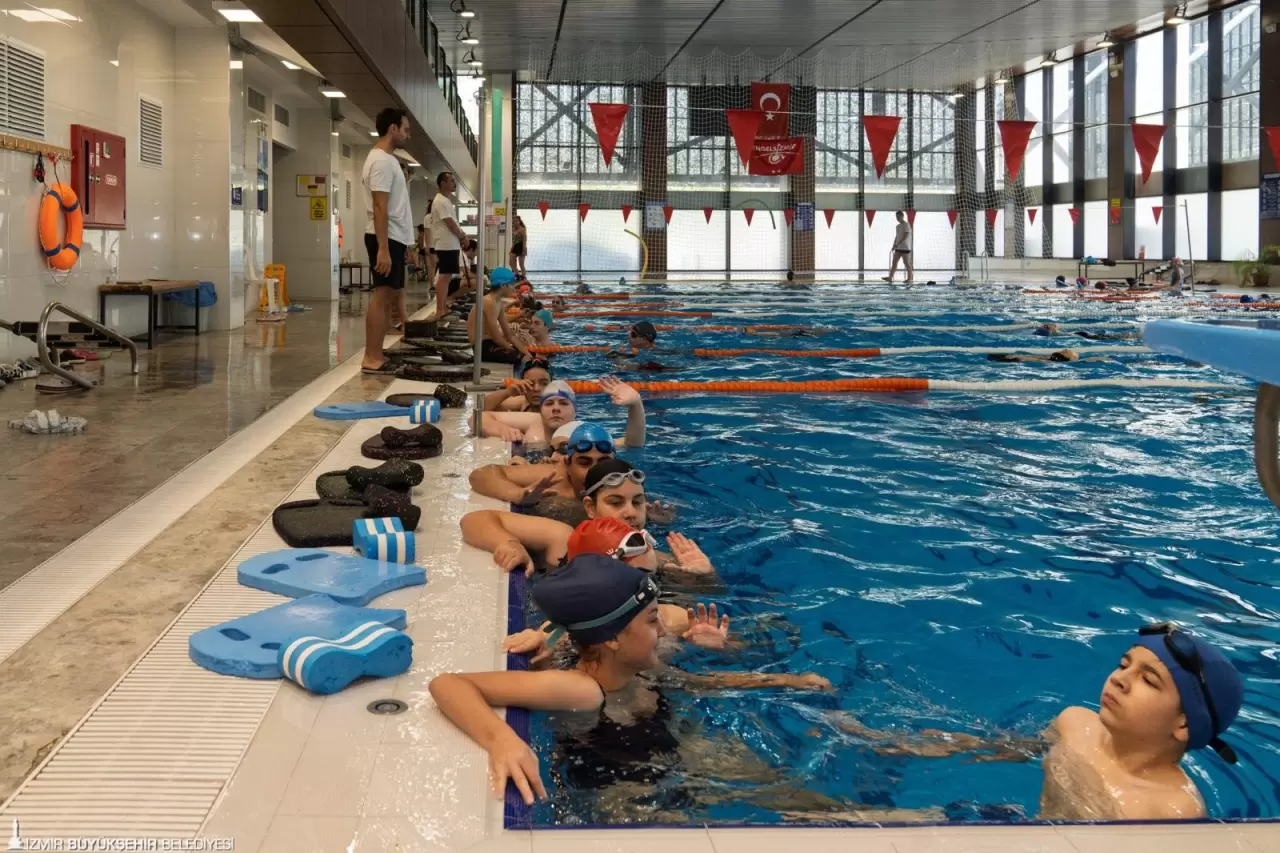 İzmir Büyükşehir Belediyesi Yaz Spor Okulları, çocuk ve gençlere spor sevgisi aşılarken, tüm sporseverlere keyifli ve aktif bir yaz tatili seçeneği sunuyor.