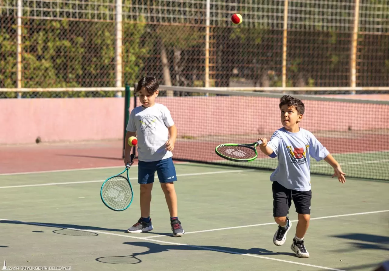 İzmir Büyükşehir Belediyesi Yaz Spor Okulları, çocuk ve gençlere spor sevgisi aşılarken, tüm sporseverlere keyifli ve aktif bir yaz tatili seçeneği sunuyor.