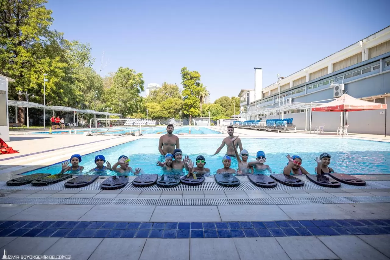 İzmir Büyükşehir Belediyesi Yaz Spor Okulları, çocuk ve gençlere spor sevgisi aşılarken, tüm sporseverlere keyifli ve aktif bir yaz tatili seçeneği sunuyor.