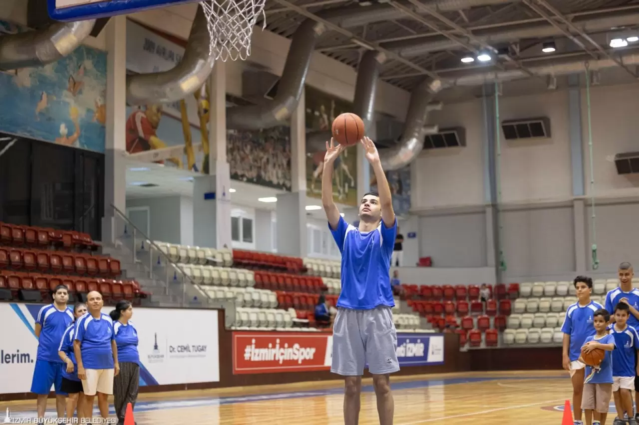 İzmir Büyükşehir Belediyesi Yaz Spor Okulları, çocuk ve gençlere spor sevgisi aşılarken, tüm sporseverlere keyifli ve aktif bir yaz tatili seçeneği sunuyor.