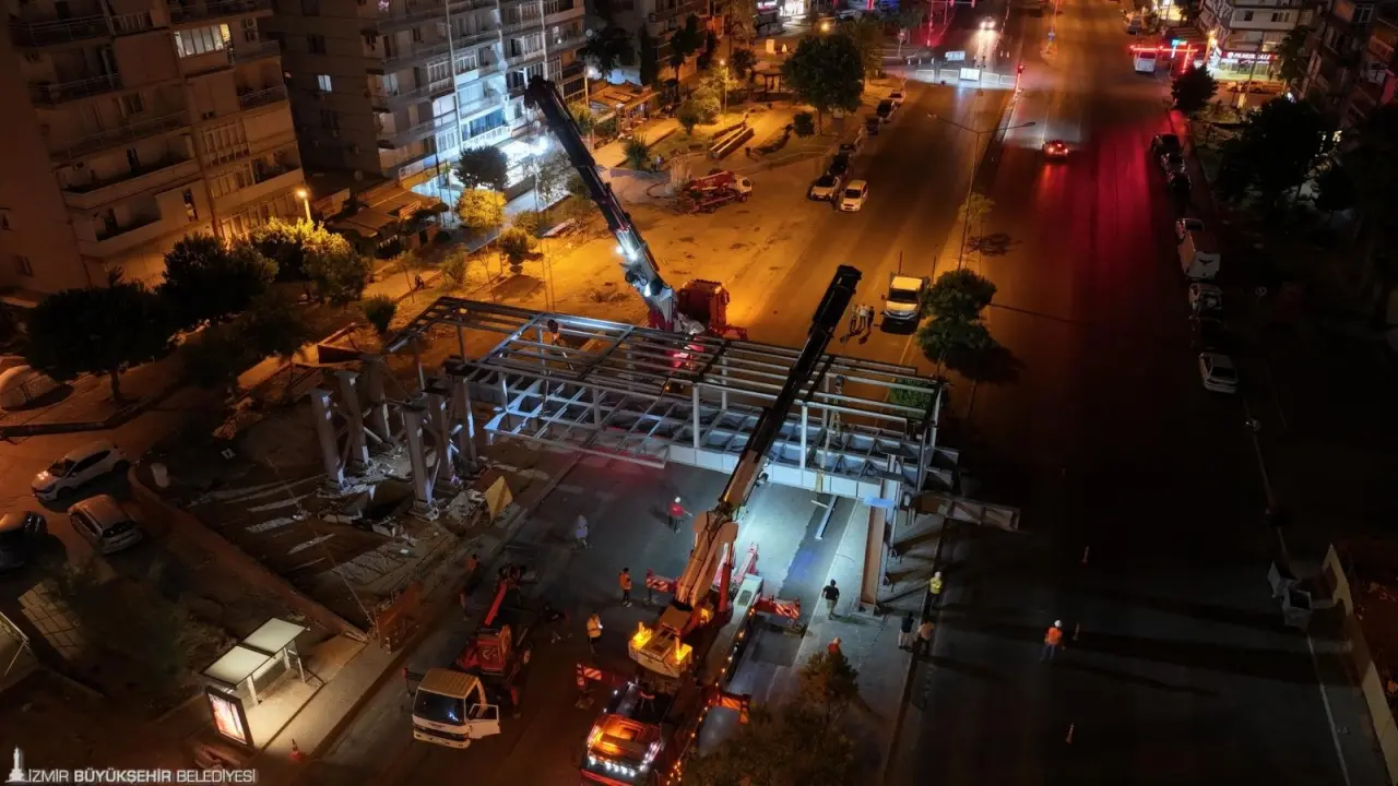 İzmir Büyükşehir Belediyesi güvenli ve konforlu ulaşım için Karşıyaka Yeni Girne Caddesi’ne yaya üst geçidi inşa ediyor. Gölgeliği, yayaların dinlenerek çevreyi seyredebileceği oturma alanları ile bölgeye renk katacak üst geçit ağustos ayı sonunda hizmete girecek. 