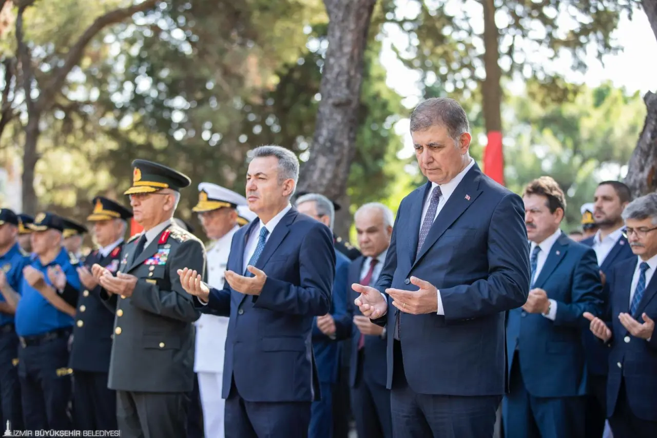 İzmir Büyükşehir Belediye Başkanı Dr. Cemil Tugay, 15 Temmuz Demokrasi ve Milli Birlik Günü’nün 9’uncu yıl dönümünde İzmir Kadifekale Hava Şehitliği’nde düzenlenen anma törenine katıldı. Törende dualar okundu, şehitlerin kabirlerine karanfil bırakıldı.