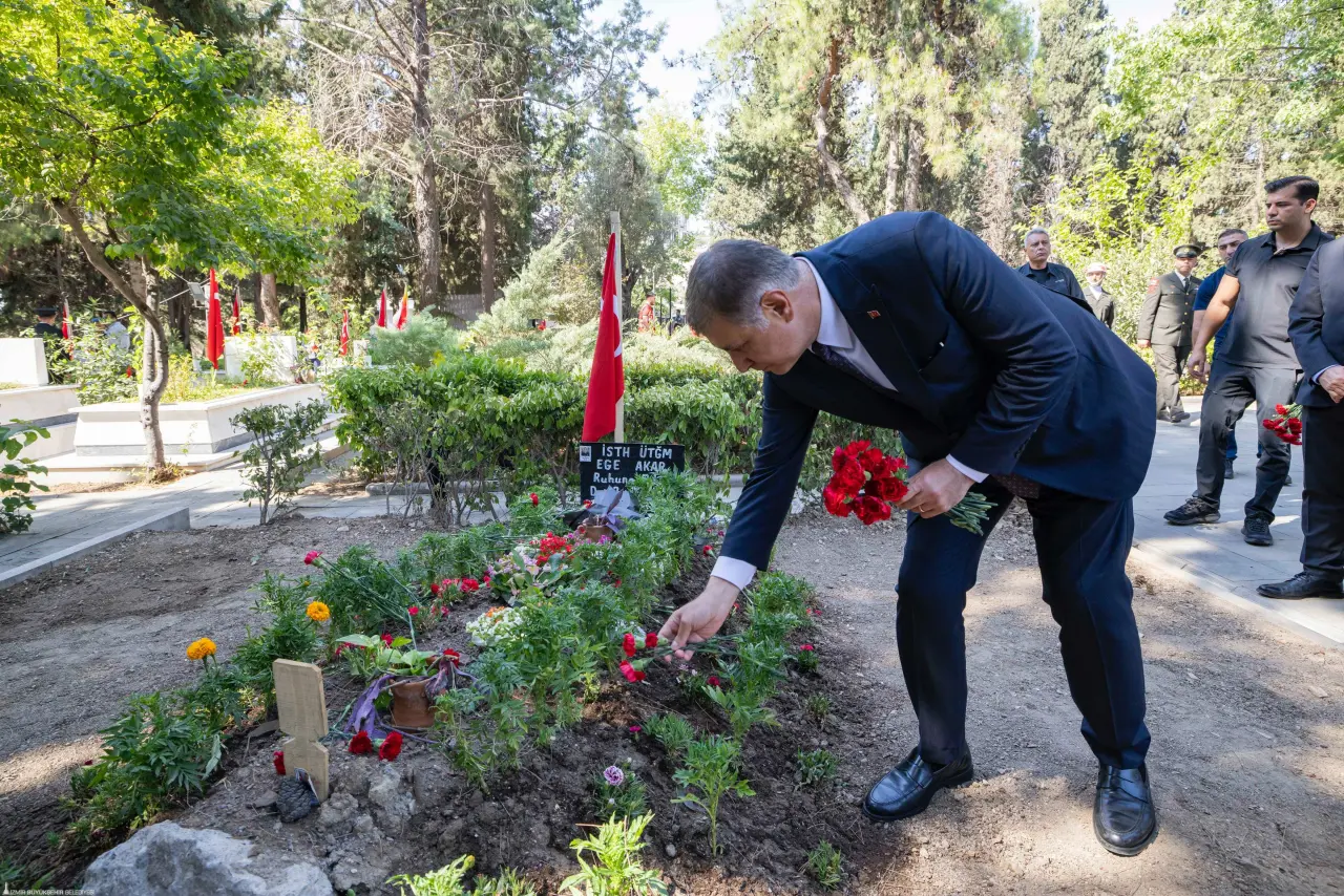 İzmir Büyükşehir Belediye Başkanı Dr. Cemil Tugay, 15 Temmuz Demokrasi ve Milli Birlik Günü’nün 9’uncu yıl dönümünde İzmir Kadifekale Hava Şehitliği’nde düzenlenen anma törenine katıldı. Törende dualar okundu, şehitlerin kabirlerine karanfil bırakıldı.