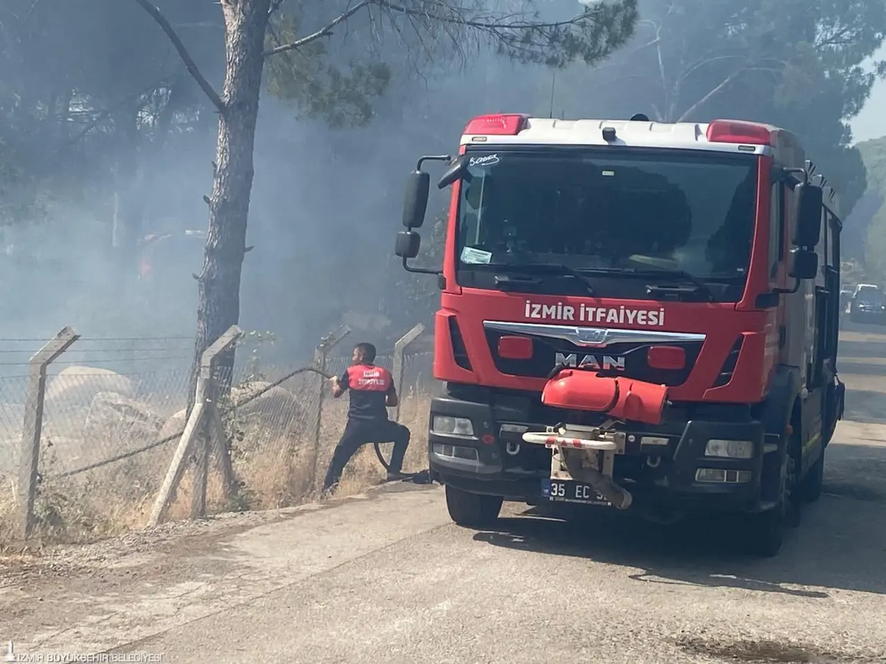 İzmir’in Bergama ilçesinde sabah saatlerinde başlayan yangın şiddetli rüzgarın etkisiyle ormanlık alana sıçradı.