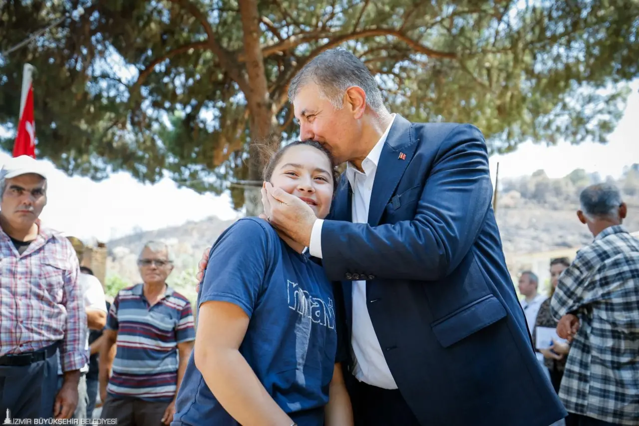 İzmir Büyükşehir Belediye Başkanı Dr. Cemil Tugay, Ödemiş’teki yangında en çok zarar gören Karadoğan Mahallesi’nde inceleme yaptı.