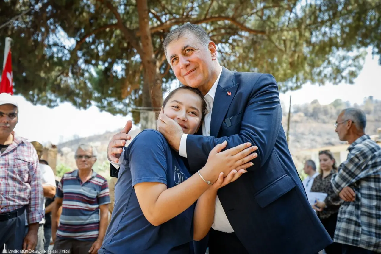 İzmir Büyükşehir Belediye Başkanı Dr. Cemil Tugay, Ödemiş’teki yangında en çok zarar gören Karadoğan Mahallesi’nde inceleme yaptı.