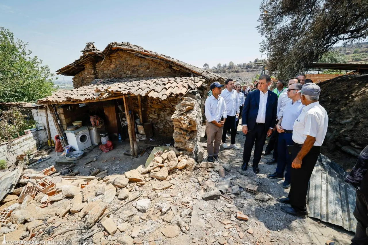 İzmir Büyükşehir Belediye Başkanı Dr. Cemil Tugay, Ödemiş’teki yangında en çok zarar gören Karadoğan Mahallesi’nde inceleme yaptı.