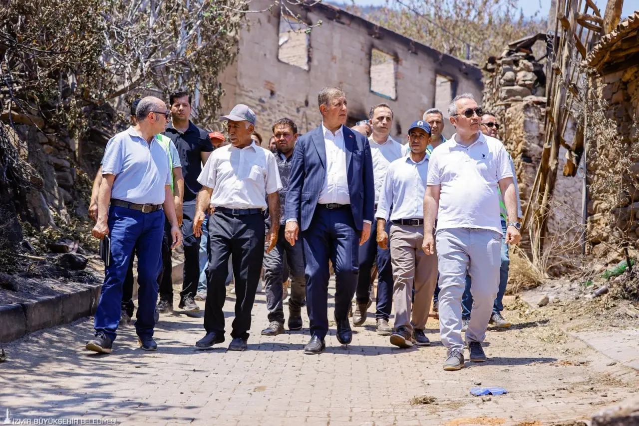 İzmir Büyükşehir Belediye Başkanı Dr. Cemil Tugay, Ödemiş’teki yangında en çok zarar gören Karadoğan Mahallesi’nde inceleme yaptı.