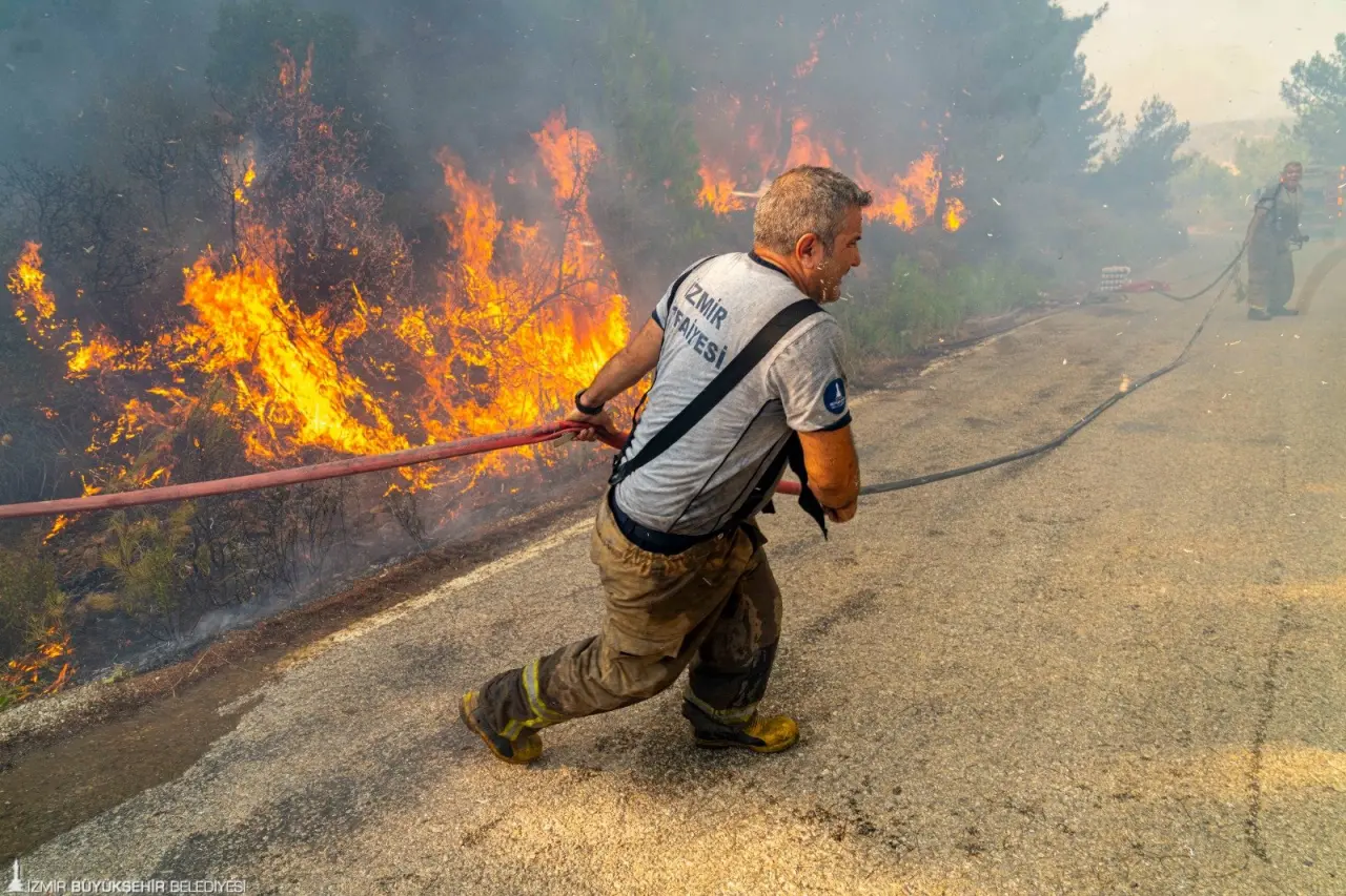 İzmir Büyükşehir Belediyesi'nin ev sahipliğinde ilçe belediyelerinin afet işleri sorumluları, İzmir’deki orman yangınları için buluştu.
