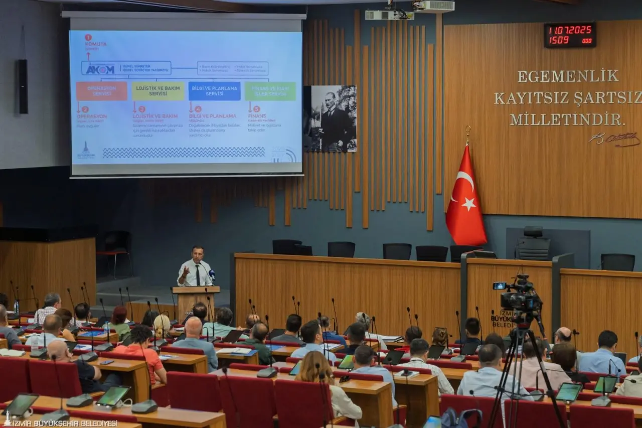 İzmir Büyükşehir Belediyesi'nin ev sahipliğinde ilçe belediyelerinin afet işleri sorumluları, İzmir’deki orman yangınları için buluştu.