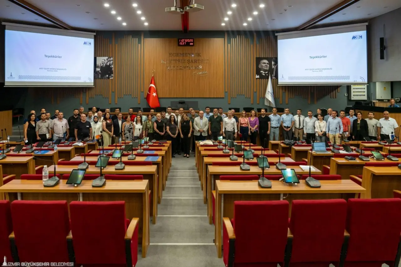 İzmir Büyükşehir Belediyesi'nin ev sahipliğinde ilçe belediyelerinin afet işleri sorumluları, İzmir’deki orman yangınları için buluştu.