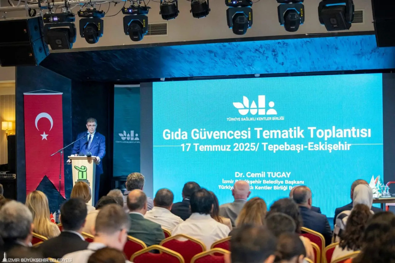 Eskişehir’de düzenlenen Gıda Güvenliği Paneli’nde konuşan Sağlıklı Kentler Birliği ve İzmir Büyükşehir Belediye Başkanı Dr. Cemil Tugay, hem geri dönüşüm hem de organik atıkların tekrar kullanımına yönelik tesisler kuracaklarını açıklayarak “Can çekişen toprağın kurtulması için çözüm, bizim ellerimizde. Depolama alanlarına ya da yakma tesislerine gönderdiğimiz çöplerin içindeki en değerli kısım olan organik atıkları doğru değerlendirerek toprağı da tarımı da kurtarabiliriz” dedi. 