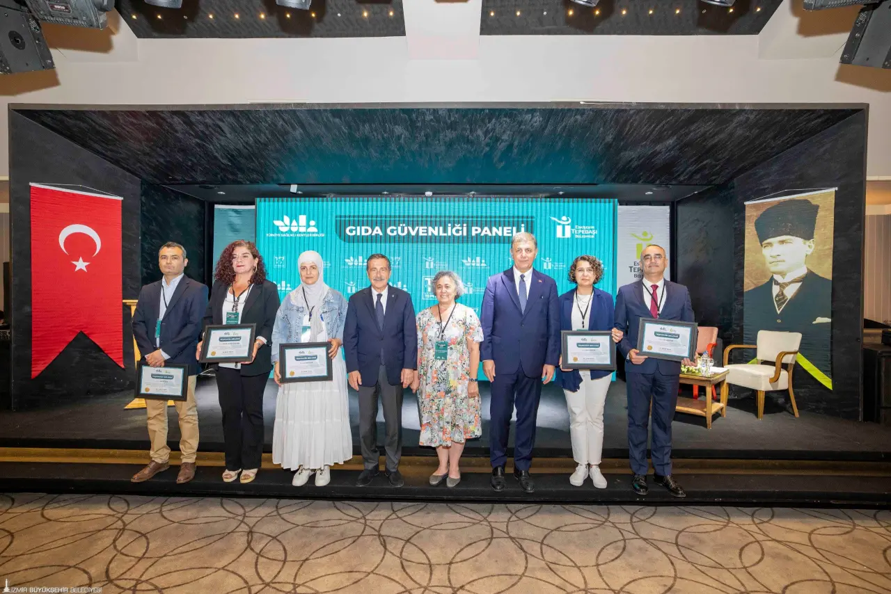 Eskişehir’de düzenlenen Gıda Güvenliği Paneli’nde konuşan Sağlıklı Kentler Birliği ve İzmir Büyükşehir Belediye Başkanı Dr. Cemil Tugay, hem geri dönüşüm hem de organik atıkların tekrar kullanımına yönelik tesisler kuracaklarını açıklayarak “Can çekişen toprağın kurtulması için çözüm, bizim ellerimizde. Depolama alanlarına ya da yakma tesislerine gönderdiğimiz çöplerin içindeki en değerli kısım olan organik atıkları doğru değerlendirerek toprağı da tarımı da kurtarabiliriz” dedi. 