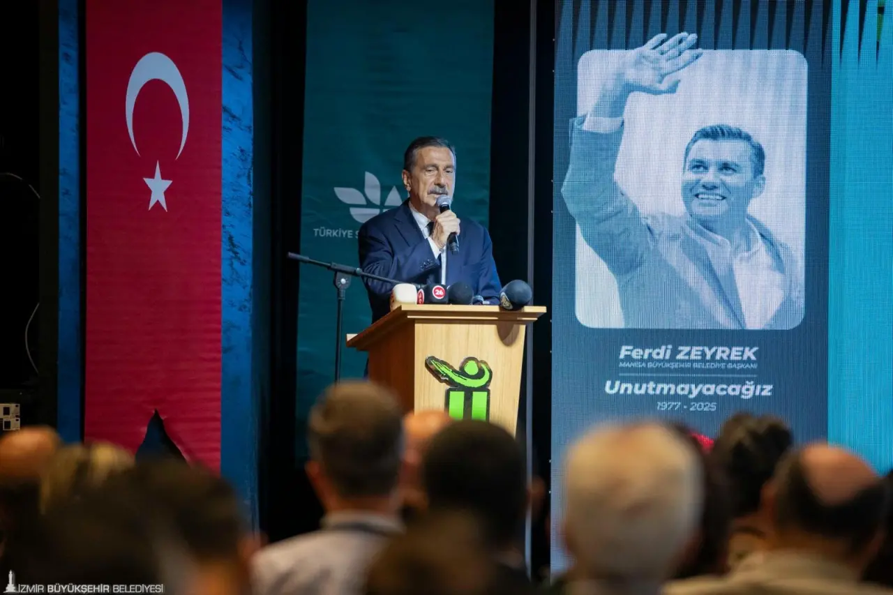 Eskişehir’de düzenlenen Gıda Güvenliği Paneli’nde konuşan Sağlıklı Kentler Birliği ve İzmir Büyükşehir Belediye Başkanı Dr. Cemil Tugay, hem geri dönüşüm hem de organik atıkların tekrar kullanımına yönelik tesisler kuracaklarını açıklayarak “Can çekişen toprağın kurtulması için çözüm, bizim ellerimizde. Depolama alanlarına ya da yakma tesislerine gönderdiğimiz çöplerin içindeki en değerli kısım olan organik atıkları doğru değerlendirerek toprağı da tarımı da kurtarabiliriz” dedi. 