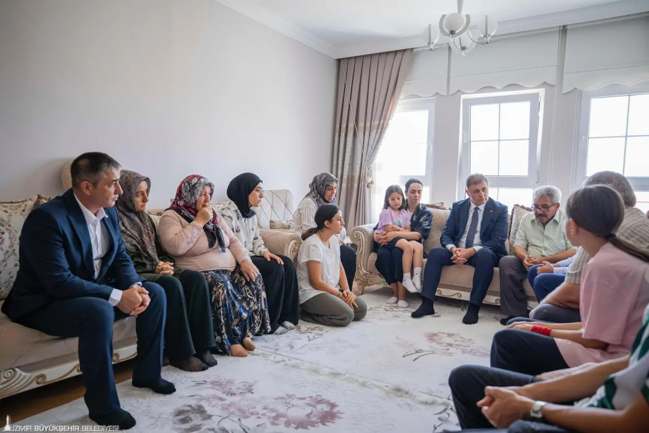 İzmir Büyükşehir Belediye Başkanı Dr. Cemil Tugay ile eşi Öznur Tugay, İzmir’de 3 Temmuz’da Ödemiş’in Tosunlar Mahallesi'nde çıkan yangına müdahale ederken hayatını kaybeden kepçe operatörü İbrahim Demir'in, Konya’daki ailesini ziyaret etti.