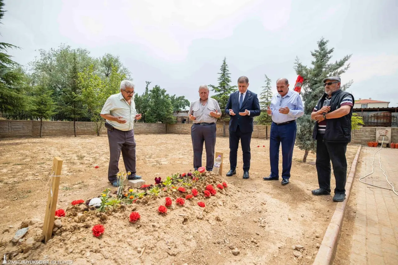 İzmir Büyükşehir Belediye Başkanı Dr. Cemil Tugay ile eşi Öznur Tugay, İzmir’de 3 Temmuz’da Ödemiş’in Tosunlar Mahallesi'nde çıkan yangına müdahale ederken hayatını kaybeden kepçe operatörü İbrahim Demir'in, Konya’daki ailesini ziyaret etti.