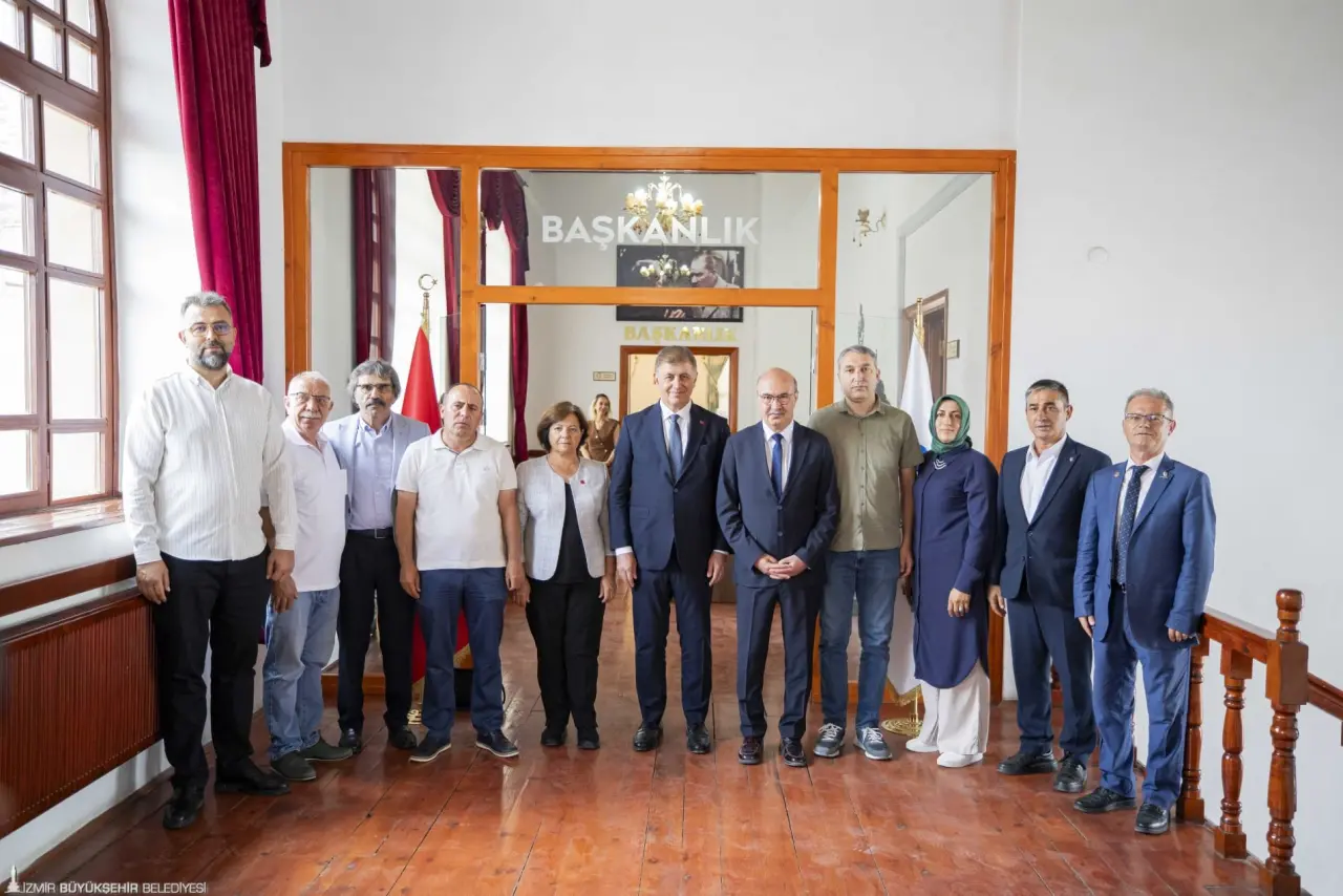 İzmir Büyükşehir Belediye Başkanı Dr. Cemil Tugay ile eşi Öznur Tugay, İzmir’de 3 Temmuz’da Ödemiş’in Tosunlar Mahallesi'nde çıkan yangına müdahale ederken hayatını kaybeden kepçe operatörü İbrahim Demir'in, Konya’daki ailesini ziyaret etti.