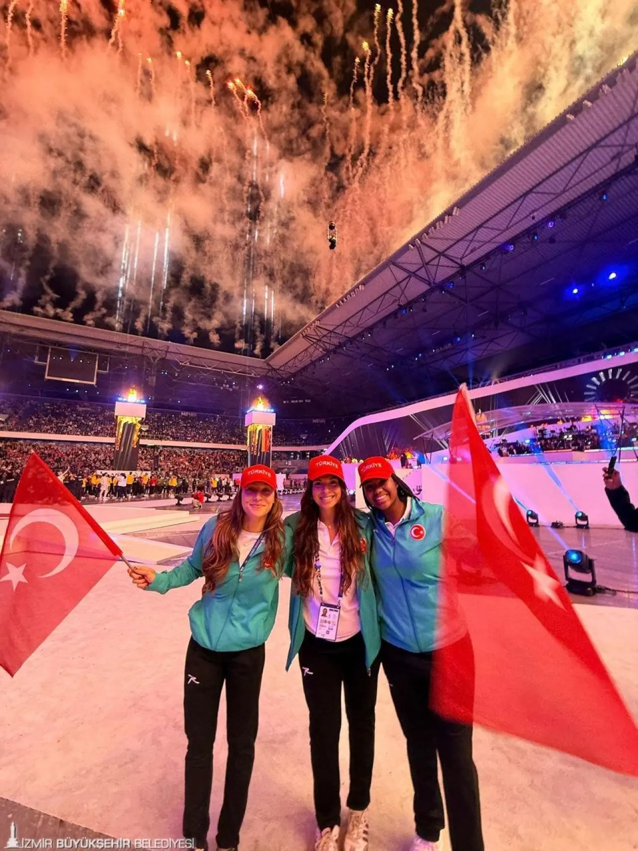 Olimpiyat oyunlarının ardından dünyanın en prestijli spor organizasyonları arasında yer alan FISU Dünya Üniversite Yaz Oyunları, Almanya’nın Duisburg kentinde başladı. Milli Takım kafilesinde, İzmir Büyükşehir Belediyesi Spor Kulübü’nden de 5 sporcu ile 1 antrenör yer alıyor.