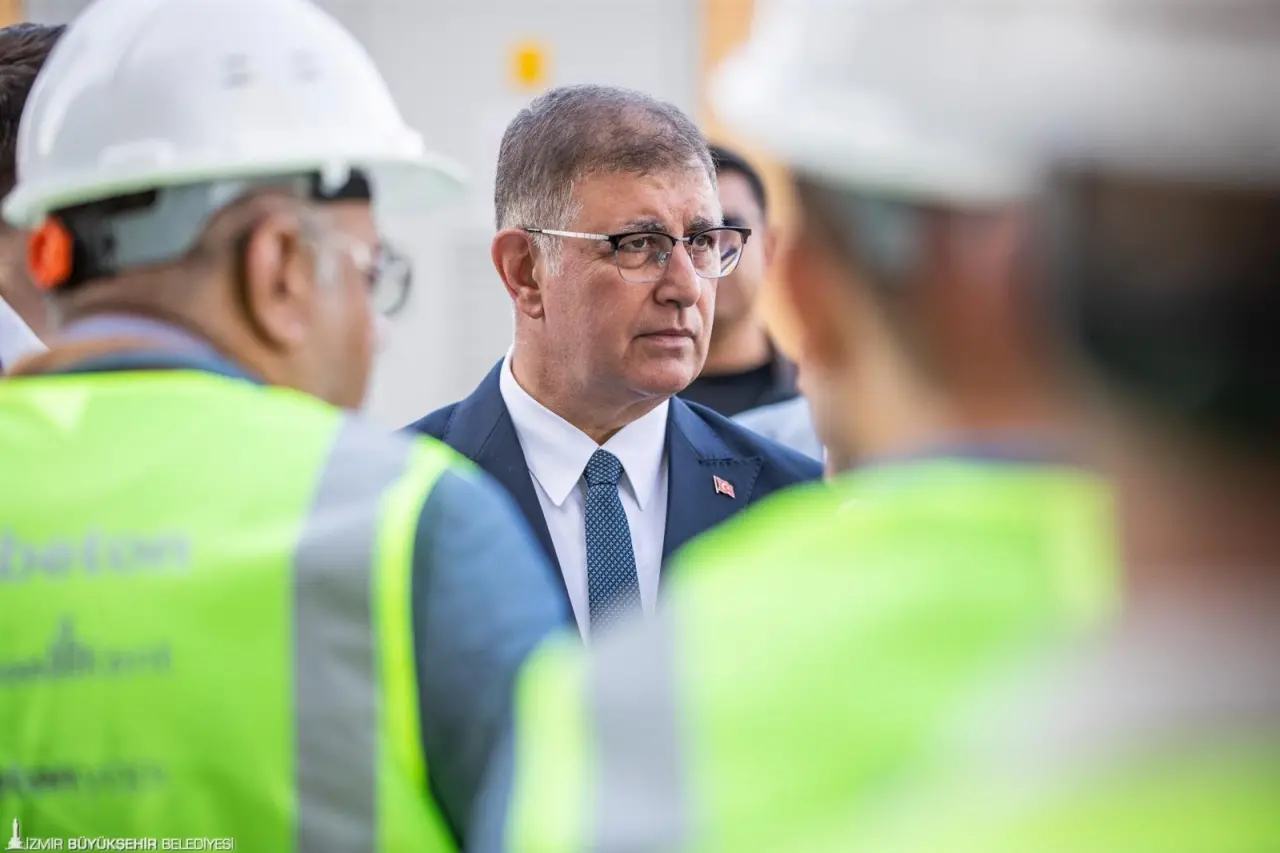 İzmir Büyükşehir Belediye Başkanı Dr. Cemil Tugay, Ege’de SonSöz TV’de gündeme ilişkin soruları yanıtladı. Görev sürecini “İyi bir yoldayız” sözleriyle değerlendiren Başkan Tugay, su sorunu hakkında da konuştu. 