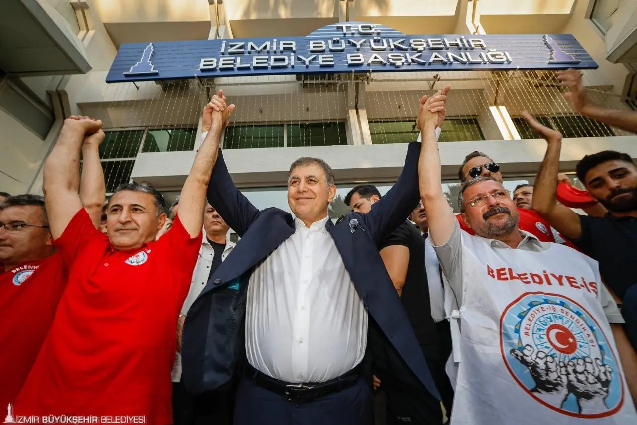 İzmir Büyükşehir Belediye Başkanı Dr. Cemil Tugay sendikayla yaşanan uzlaşmazlık sürecinde iş akdine son verilen tüm işçiler için dönüş müjdesi verdi.