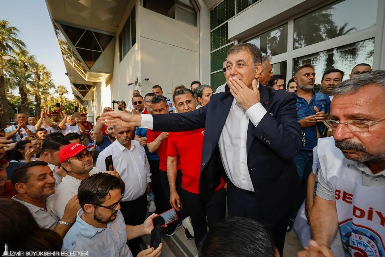 İzmir Büyükşehir Belediye Başkanı Dr. Cemil Tugay sendikayla yaşanan uzlaşmazlık sürecinde iş akdine son verilen tüm işçiler için dönüş müjdesi verdi.