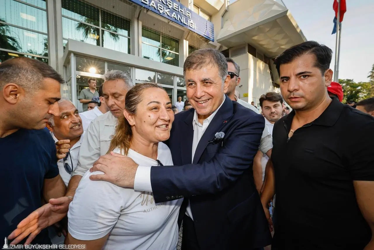 İzmir Büyükşehir Belediye Başkanı Dr. Cemil Tugay sendikayla yaşanan uzlaşmazlık sürecinde iş akdine son verilen tüm işçiler için dönüş müjdesi verdi.