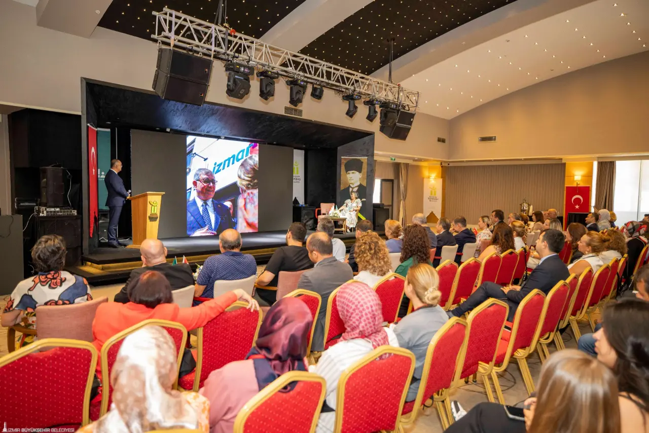 İzmir Büyükşehir Belediyesi’nin tanzim satış mağazaları modeli İZMAR, Türkiye’ye örnek oluyor. İZTARIM Genel Müdürü Öztürk Kurt, Eskişehir’de düzenlenen Gıda Güvenliği Paneli’nde İZMAR modelini anlattı. 