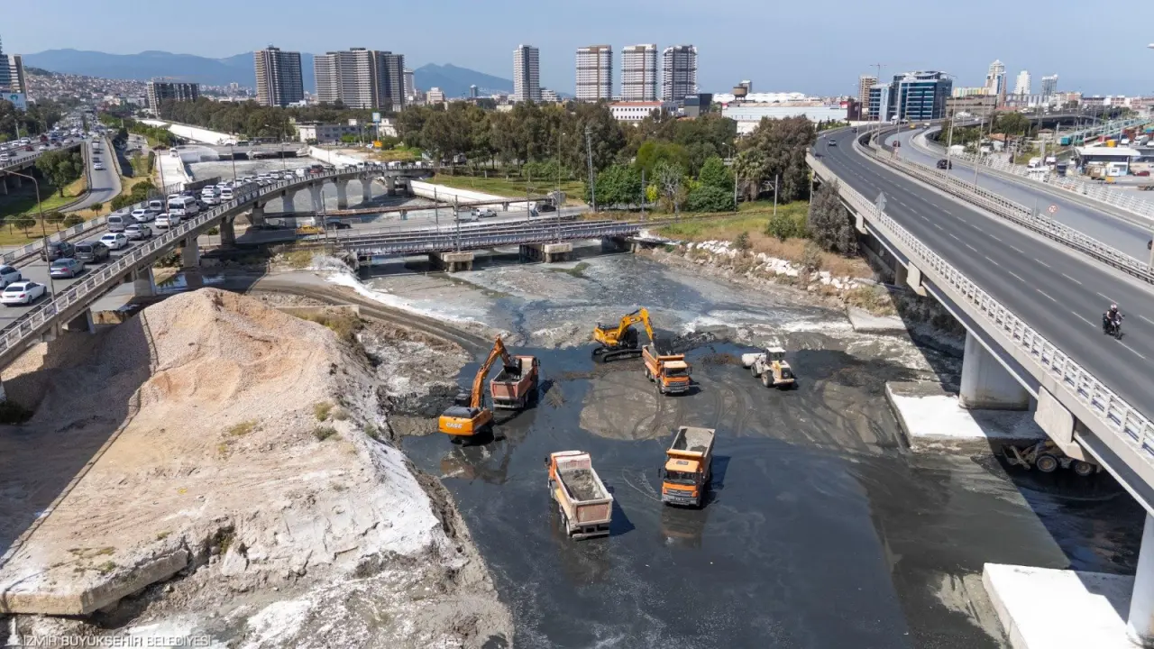 İzmir Büyükşehir Belediyesi İZSU Genel Müdürlüğü Meles ve Manda derelerinde temizlik çalışması yaptı. Koku oluşumunu önlemek ve temiz Körfez hedefiyle yürütülen çalışmalarda dere yataklarından tonlarca çamur çıkarıldı.