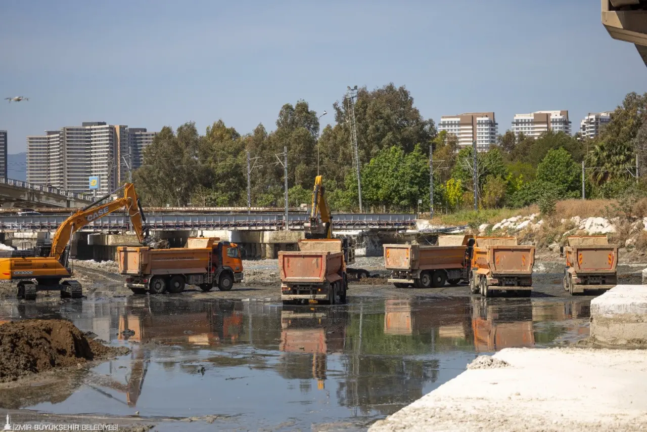 İzmir Büyükşehir Belediyesi İZSU Genel Müdürlüğü Meles ve Manda derelerinde temizlik çalışması yaptı. Koku oluşumunu önlemek ve temiz Körfez hedefiyle yürütülen çalışmalarda dere yataklarından tonlarca çamur çıkarıldı.