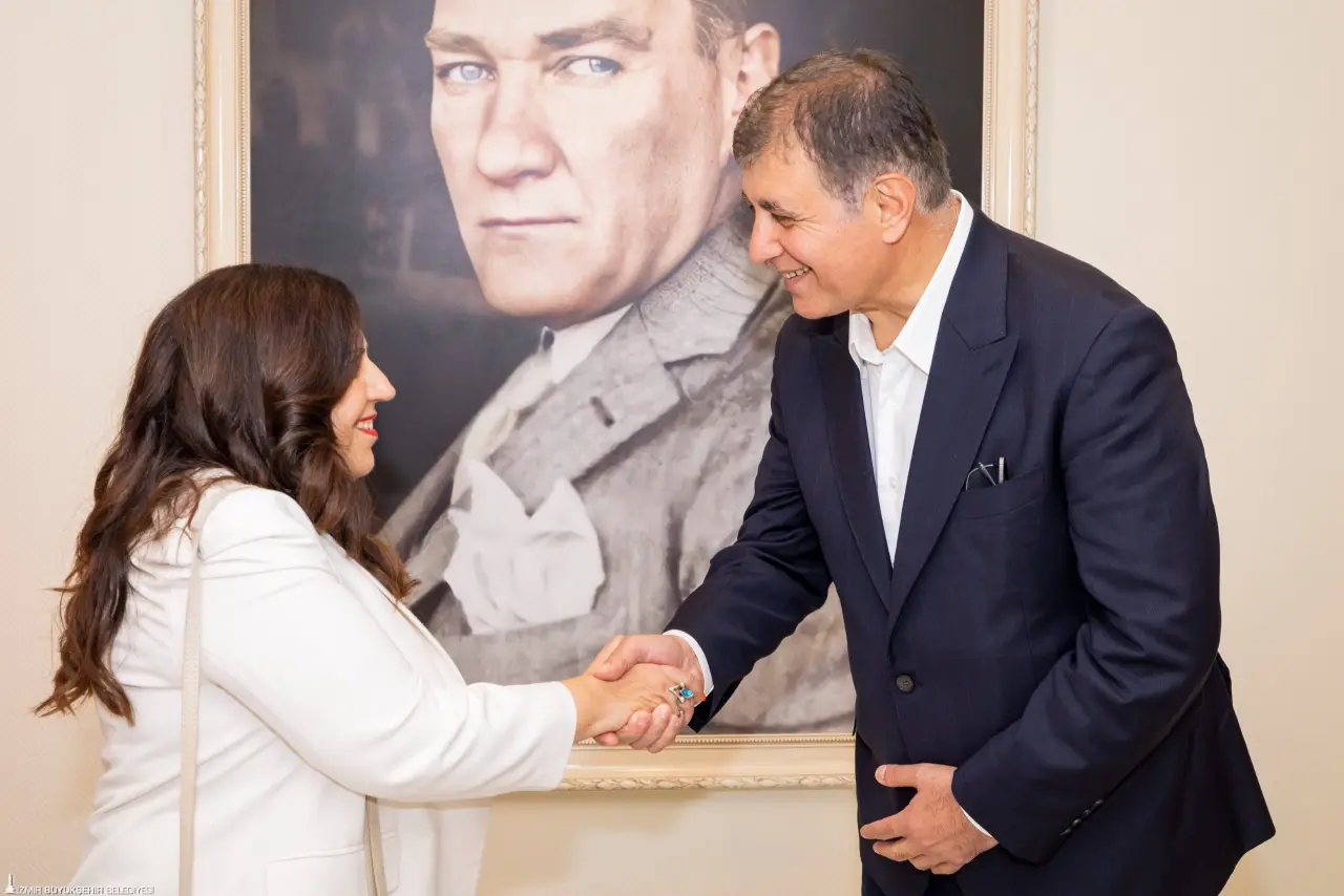 İzmir Büyükşehir Belediye Başkanı Dr. Cemil Tugay, görev süresi sona eren Kuzey Kıbrıs Türk Cumhuriyeti (KKTC) İzmir Başkonsolosu Ayşen Volkan İnanıroğlu’nu makamında ağırladı. Tugay, “Elimizden ne geliyorsa bugün de, yarın da yapmaya hazırız” dedi.