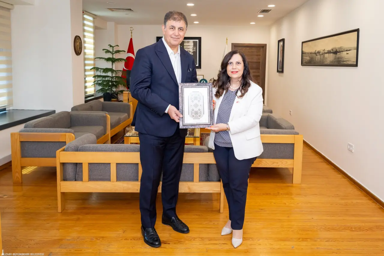 İzmir Büyükşehir Belediye Başkanı Dr. Cemil Tugay, görev süresi sona eren Kuzey Kıbrıs Türk Cumhuriyeti (KKTC) İzmir Başkonsolosu Ayşen Volkan İnanıroğlu’nu makamında ağırladı. Tugay, “Elimizden ne geliyorsa bugün de, yarın da yapmaya hazırız” dedi.
