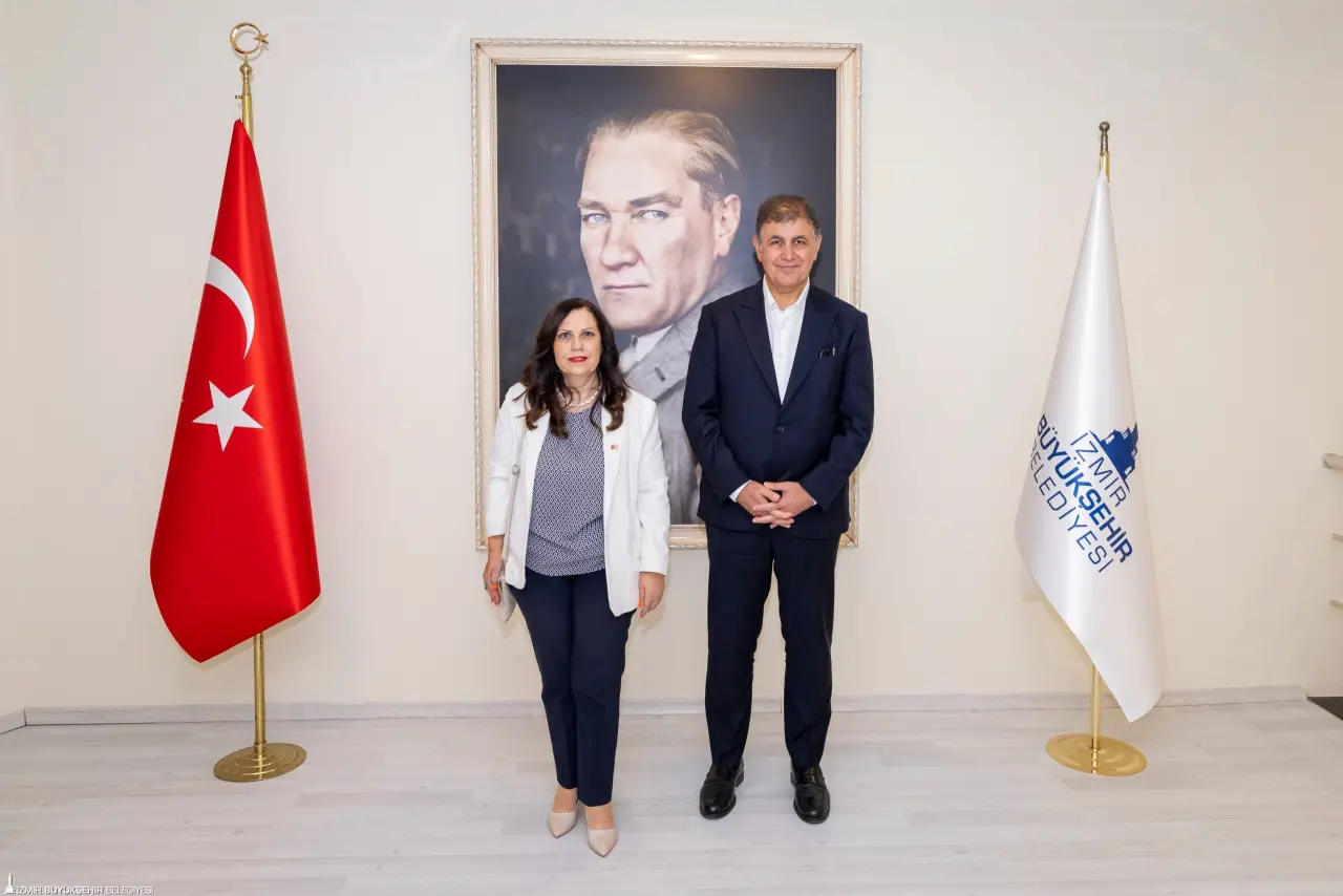 İzmir Büyükşehir Belediye Başkanı Dr. Cemil Tugay, görev süresi sona eren Kuzey Kıbrıs Türk Cumhuriyeti (KKTC) İzmir Başkonsolosu Ayşen Volkan İnanıroğlu’nu makamında ağırladı. Tugay, “Elimizden ne geliyorsa bugün de, yarın da yapmaya hazırız” dedi.