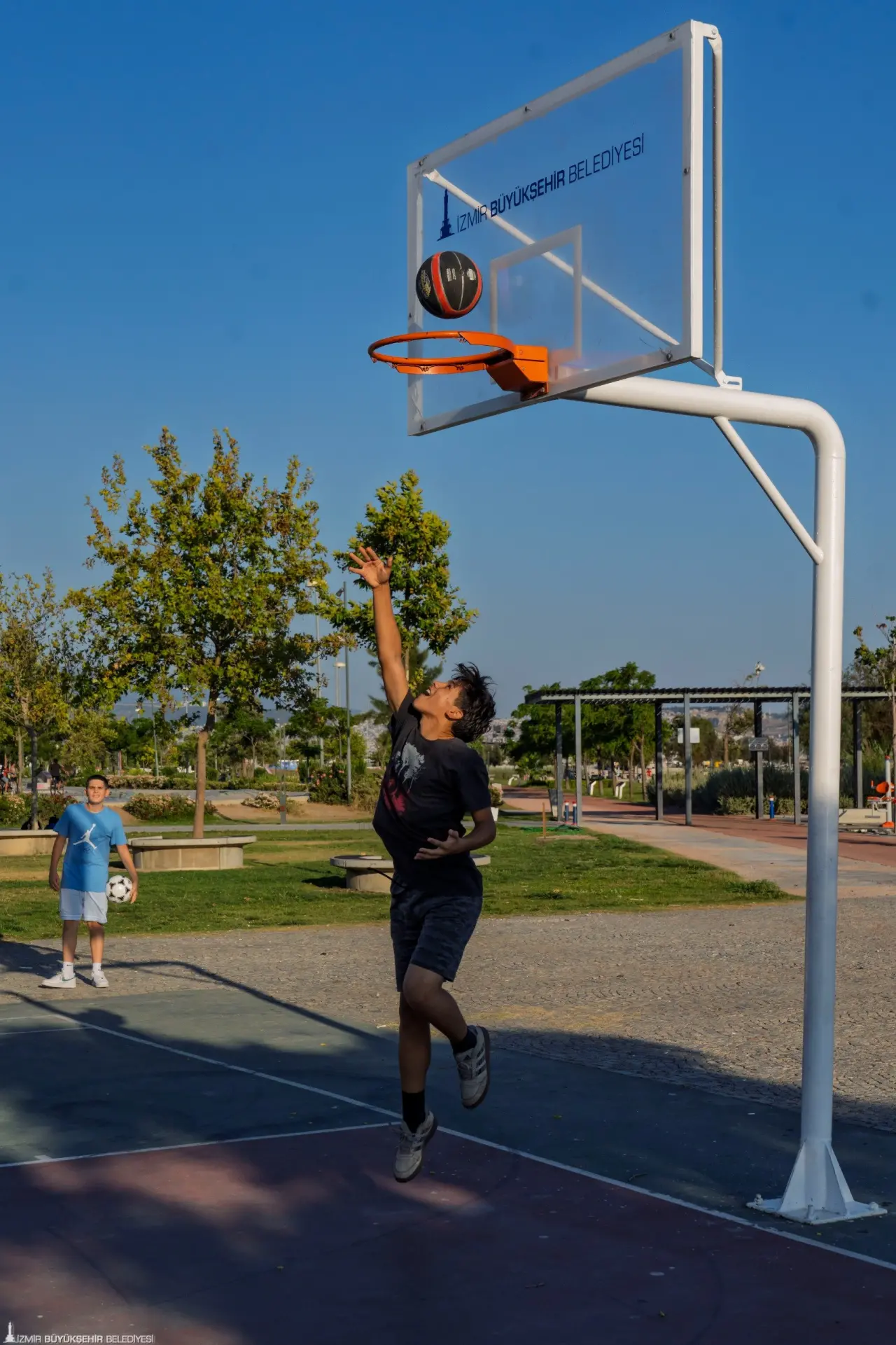 İzmir Büyükşehir Belediyesi’nin kent genelinde başlattığı Spor İstasyonu projesinin üçüncüsü Bostanlı Sahili’nde hizmete açıldı. İzmirlilerin 14 farklı branşta spor malzemesine ücretsiz ulaşıp spor yaptığı istasyonlar yakında Kültürpark ve İnciraltı’nda da olacak.    